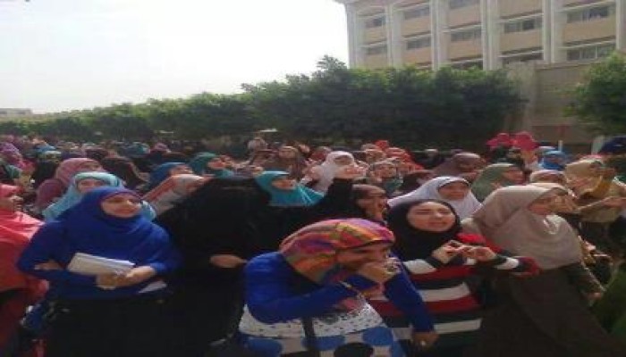 مشهد من جامعة الزقازيق لحظة تمكن حرائر الأزهر من دخول الحرم الجامعي قفل البوابة