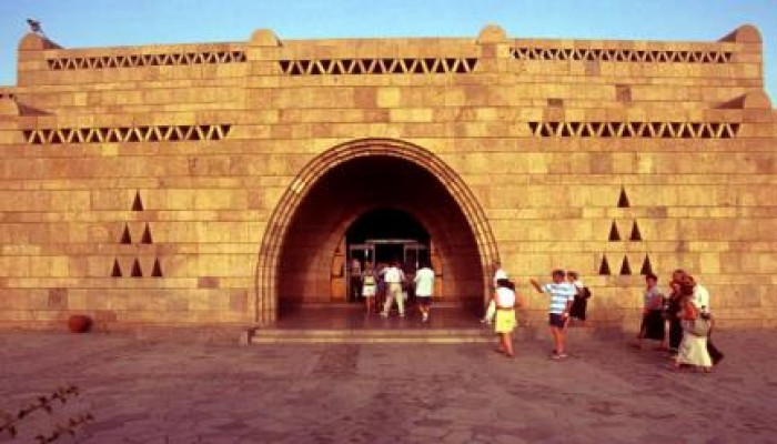 العاملون بمتحف النوبة بأسوان يغلقونه أمام الزائرين لحين تحقيق مطالبهم