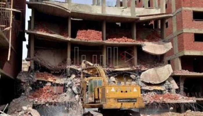 حكومة الإنقلاب تفجر بالديناميت العمارات المخالفة وراء المحكمة الدستورية بالمعادي (صور)