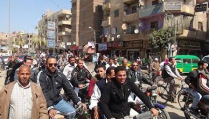 عمال "غزل شبين" يقطعون الطريق للمطالبة بصرف مستحقاتهم