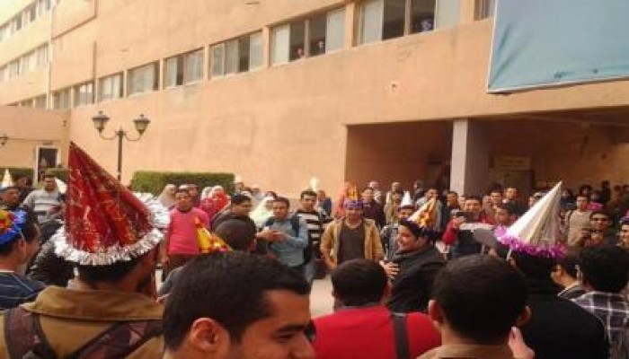 وقفة بـ"الطراطير" لطلاب هندسة  شبين الكوم