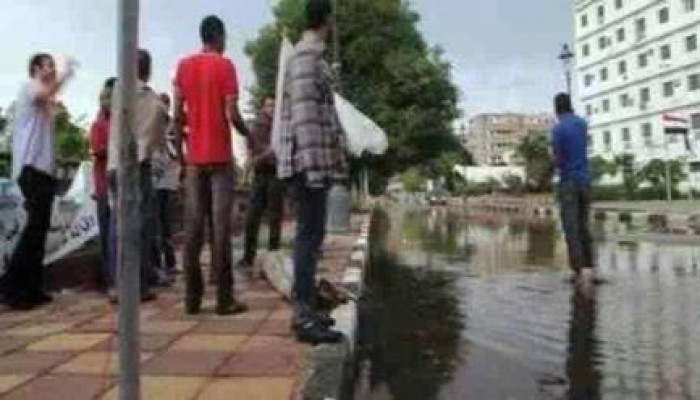تحول شوارع أسوان لبرك لمياه الصرف والأهالي يؤكدون أنهم يعيشون كارثة حقيقية