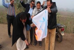 أهالى صان الحجر يحرقون أعلام أمريكا وإسرائيل والإمارات