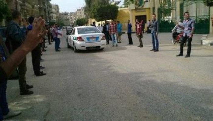 طلاب ضد الانقلاب " تنظم سلسلة بشرية أمام منزل النائب العام الانقلابي
