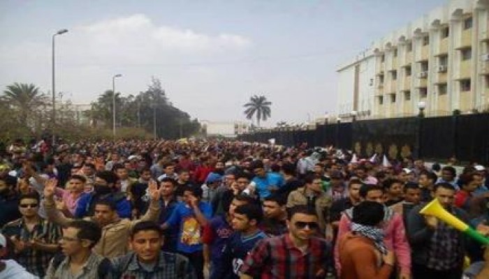 طلاب الأزهر ينتفضون رغم اعتداء الأمن