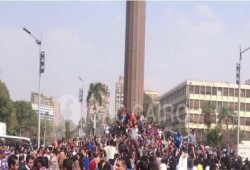 حركة ١٨ بانتظار مسيرة طلاب ضد الانقلاب امام المسلة