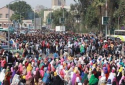 حشود طلاب جامعة القاهرة خارج أسوار الجامعة