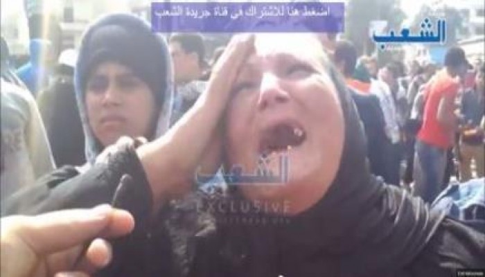 بالفيديو: صرخات امرأة مسنة كفلها الرئيس مرسى وألقاها الانقلاب فى الشارع