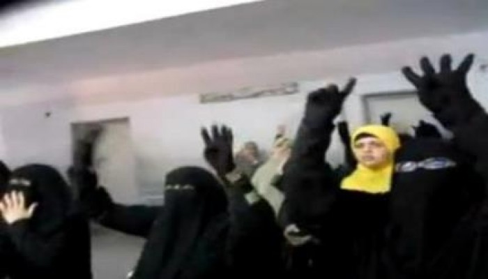 بالفيديو : مظاهرة لأمهات الشباب المعتقلين أمس فى محكمة بورسعيد تهتف "يا قضاة خافوا الله"