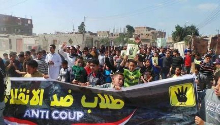 رغم القبضة الأمنية "طلاب ضد الانقلاب " تهتف ضد العسكر بـحوش عيسى