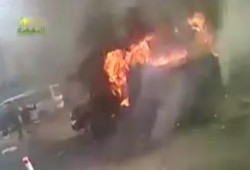 بالفيديو: مجهولون يضرمون النيران بسيارة شرطة أعلى الدائري