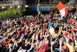 أولتراس ربعاوي يشعل حماس الثوار في مسيرة المطرية بـ "لن تركع امة قائدها محمد" (فيديو)