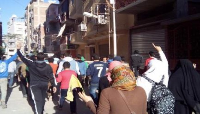 الإسماعيلية  : الثوار  يهتفون أم الشهيد ماتدمعبيش حقك راجع ماتخافيش