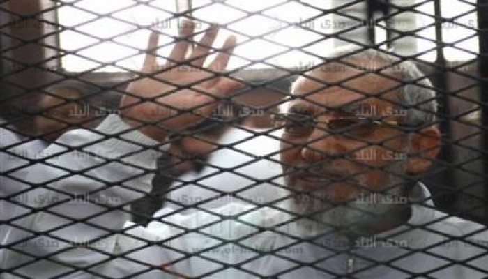 تأجيل محاكمة فضيلة المرشد و 1228 شخص بعد مشادة بين القاضي الفاسد وهيئة الدفاع