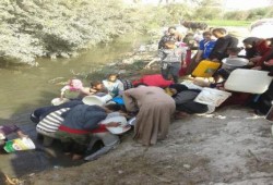 "بكرة تشوفوا مصر" .. مواطنين بالفيوم يستخدمون مياه الترع لانقطاع المياه عنهم