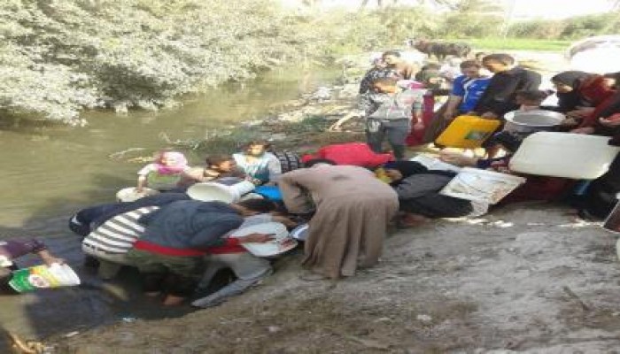 "بكرة تشوفوا مصر" .. مواطنين بالفيوم يستخدمون مياه الترع لانقطاع المياه عنهم