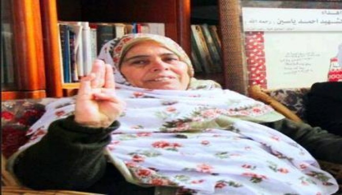 صورة وتعليق: زوجة الشهيد الشيخ أحمد ياسين ترفع شارة رابعة