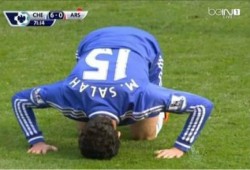 محمد صلاح يسجد لله شكرا بعد تسجيل أول أهدافه مع تشيلسي بالدوري الإنجليزي (صور وفيديو)