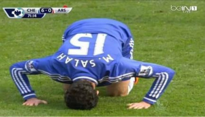 محمد صلاح يسجد لله شكرا بعد تسجيل أول أهدافه مع تشيلسي بالدوري الإنجليزي (صور وفيديو)
