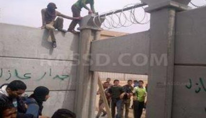 طلاب الأزهر يهدمون الجدار العازل بين الجامعة و المدينة‏