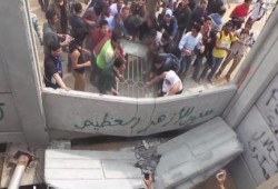بالفيديو .. شاهد لحظة هدم طلاب الأزهر السور الفاصل بين المدينة الجامعية والجامعة