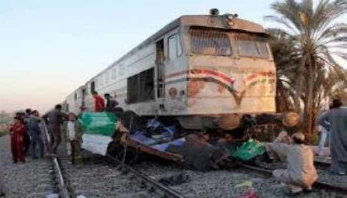 تصادم قطار بأتوبس في الجيزة