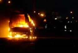 مجهولون يشعلون النار في سيارة والدة ضابط شرطة بالمحلة