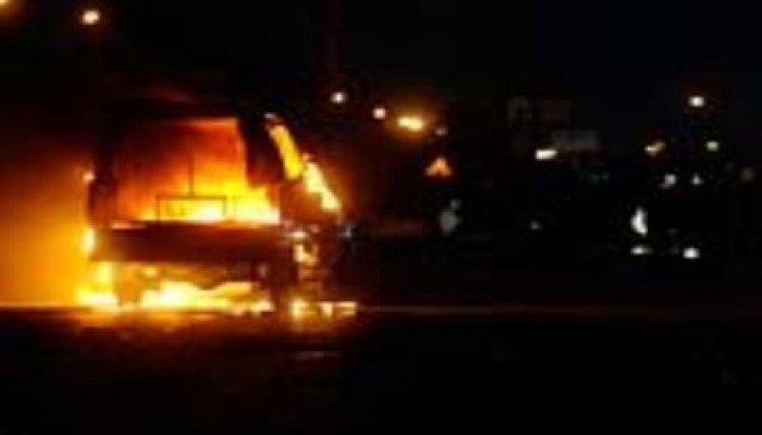 مجهولون يشعلون النار في سيارة والدة ضابط شرطة بالمحلة