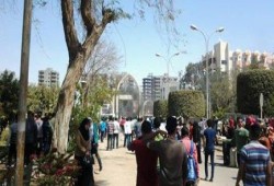 حرق مدرعة شرطة في اشتباكات عنيفة بين أمن الانقلاب والطلاب أمام جامعة المنيا