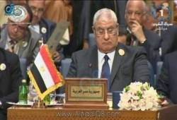 عدلي منصور مارس هوايته المفضلة فى القمه (النوم)