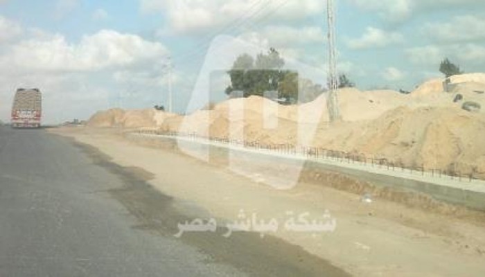 بالصور: "السيسي" يتأسى بـ"شارون" ويبدأ في بناء جدار عازل حول مدينة العريش