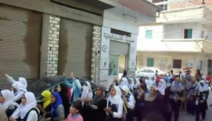 بالفيديو.. مسيرة لطلاب أبو المطامير تهتف: "ياللي واقف في البلكونة.. أوعى تنسى اللي قتلونا"