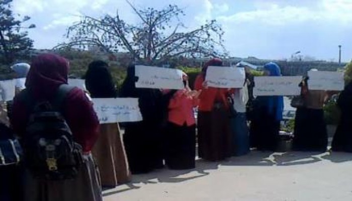 ثوار جامعة القناة يجبرون أمن الجامعة على إطلاق سراح زميلهم