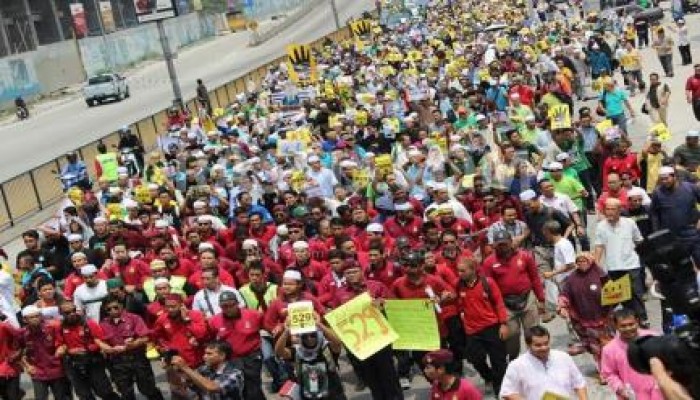 الحزب الحاكم وأكبر أحزاب المعارضة في مالايزيا ينظم مسيرة حاشدة ضد انقلاب مصر