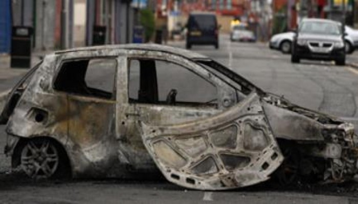 مجهولون يشعلون النيران في سيارة ضابط بوحدة مكافحة الإرهاب بالمحلة