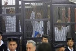 الدماطي يطالب برد المحكمة في أولى جلسات المحاكمة الظالمة لفضيلة المرشد وانسحاب الدفاع