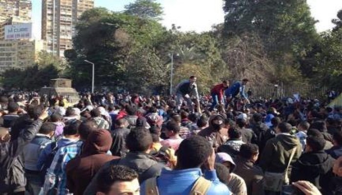 آلاف الطلاب بعين شمس ويهتفون: "حركة طلابية واحدة ضد السلطة اللي بتدبحنا"