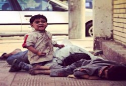 مأساة شعب .. وفاة رجل ونجله "على الرصيف" وطفل صغير يبكي بجانب جثتيهما