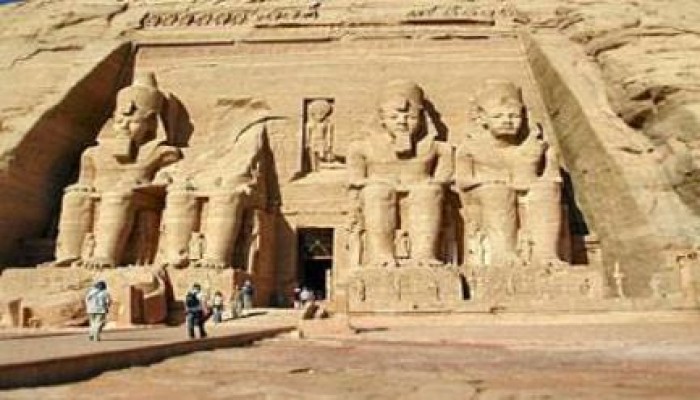 إحالة شرطي إلى الجنايات بتهمة هتك عرض سائحة فلبينية