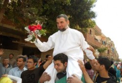 بالصور والفيديو أهالي السنطة يستقبلون البطل المجاهد جمال إسماعيل فوق أعنقاق الرجال