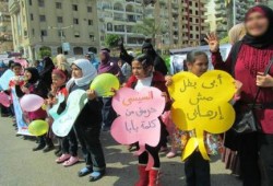 بالصور: سلسلة بشرية لـ "نساء ضد الأنقلاب" و "أيتام ضد الأنقلاب" ببورسعيد