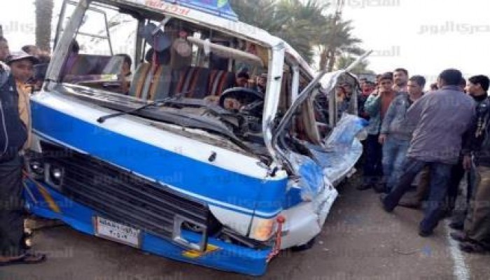 تصادم قطار بسيارة في قنا وتوقف حركة القطارات