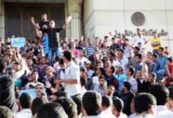 تظاهرة حاشدة رافضة للانقلاب بجامعة الأزهر في الدراسة