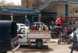 أزمة فى الوقود بالغربية وشلل مرورى أمام المحطات