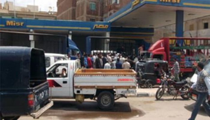 أزمة فى الوقود بالغربية وشلل مرورى أمام المحطات