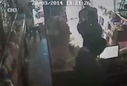 إنهيار الأمن .. تفرغ لمطاردة المظاهرت وتركوا صيدلية تُسرق بالأسلحة في وضح النهار