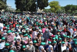 عشرات الآلاف من أطفال فلسطين يتخطون حواجز الاحتلال ويقيمون مهرجانا لهم بساحات الأقصى
