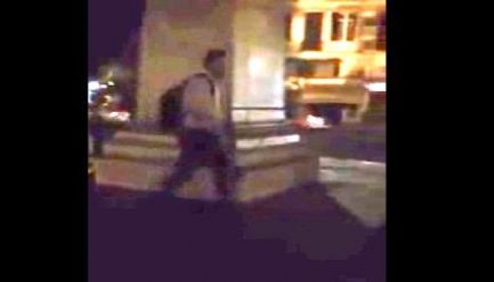 بالفيديو .. شاب يقف وحيدا يهتف ضد الخائن "اتخبوا الـ***" والمارة يتفاعلون معه +18