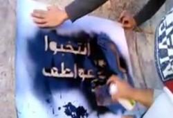 بالفيديو: هاشتاج "إنتخبوا العـر**" على الممشى السياحى وقاعدة تمثال ديليسيبس ببورسعيد