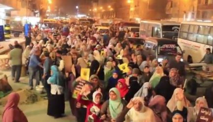 الاسكندرية: حشود ضخمة في مسيرة ليلية بالرمل تهتف "احنا الشعب ولينا إرادة" (فيديو)